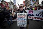 Miles de pensionistas protestan en París por la pérdida de...