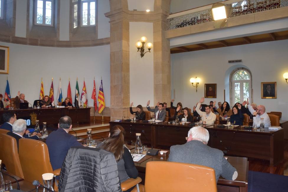Votación en un pleno en la Diputación de Lugo