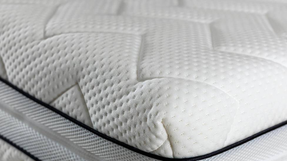 El truco infalible para eliminar las manchas amarillas de colchones y almohadas: lo tienes en casa