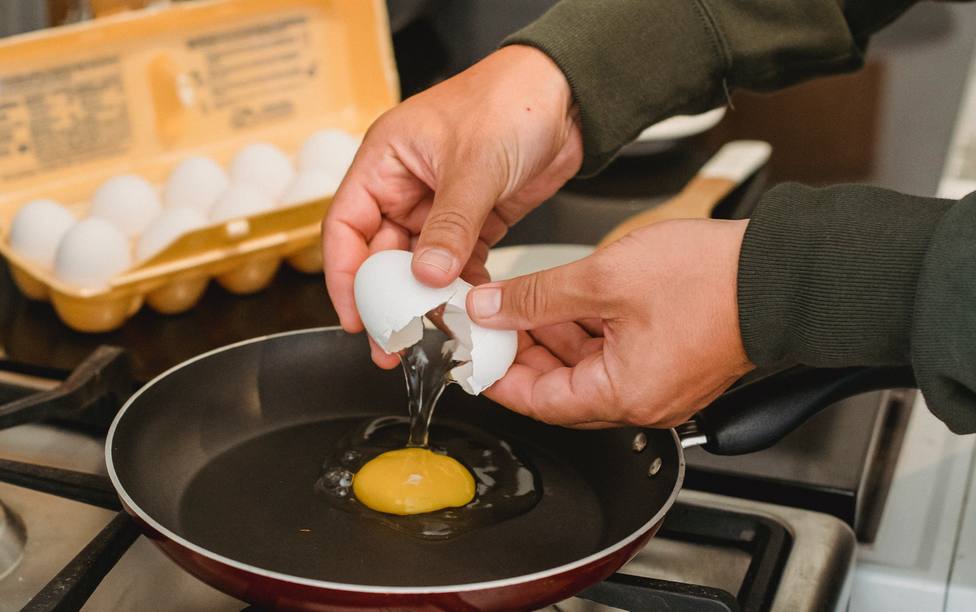El error que cometes al hacer un huevo frito y que puede arruinar tu plato