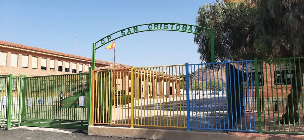 El Colegio San Cristóbal mejora la interacción con los padres dándoles clase de español