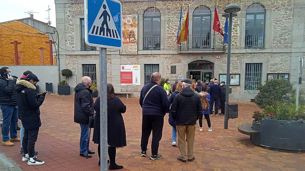 Los aficionados hicieron largas colas frente al Ayuntamiento de Valdemorillo para conseguir su abono