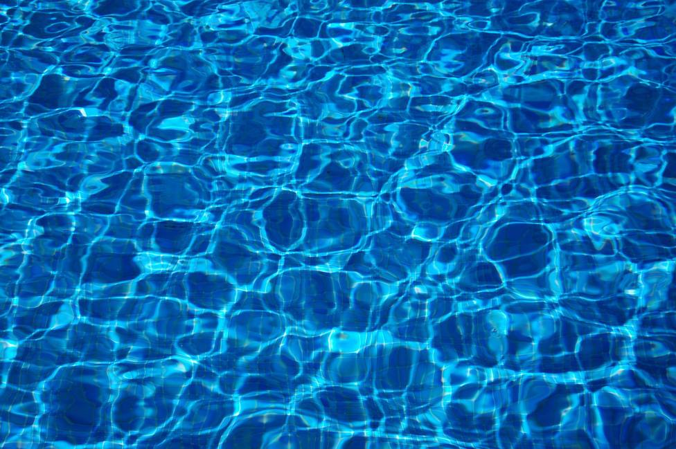 Imdeco, vecinos y el colectivo de deporte adaptado el modelo de gestión y usos de la piscina de Figueroa