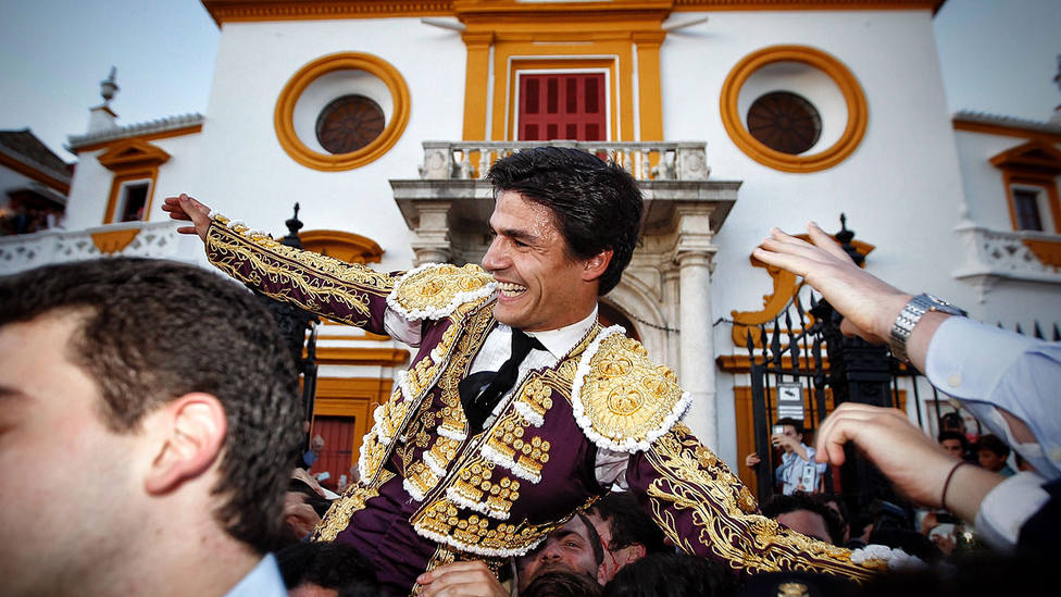Pablo Aguado en su salida a hombros por la Puerta del Príncipe de la Real Maestranza de Sevilla