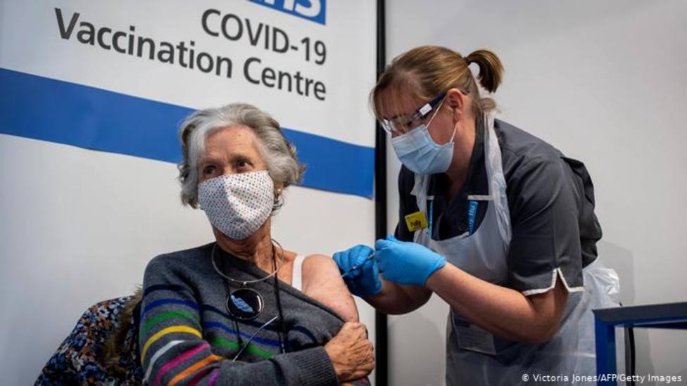 Los verdaderos motivos por los que una enfermera se ha desmayado tras inyectarse la vacuna de la covid-19
