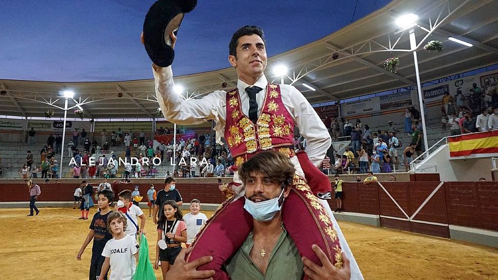 José Rojo en su salida a hombros en el primer festejo del Alfarero de Oro de Villaseca