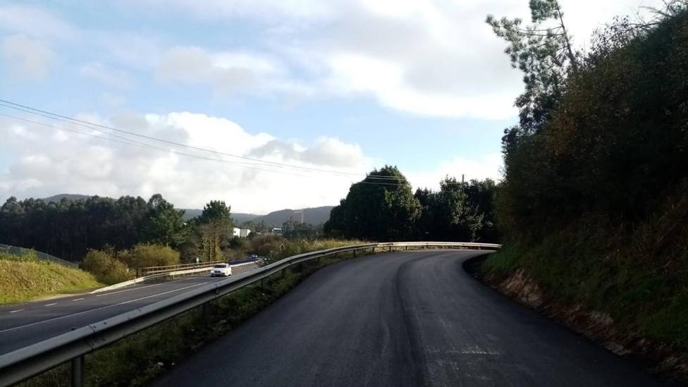 Tramo de la antigua carretera nacional N-642 a su paso por A Espiñeira, entre Barreiros y Foz