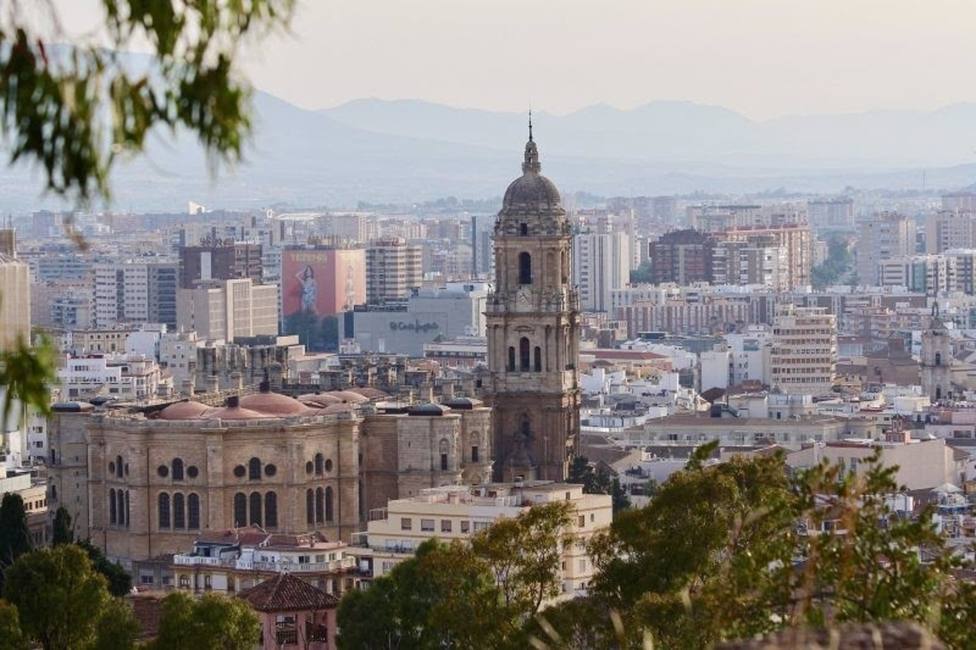 El alcalde pide coordinación entre administraciones para financiar la cubierta de la Catedral de Málaga