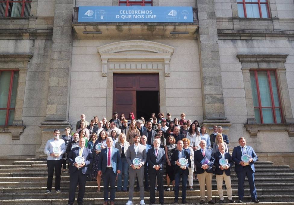 Ganadores con los XXVVIII Premios de Publicidade en Galego - FOTO: Parlamento de Galicia