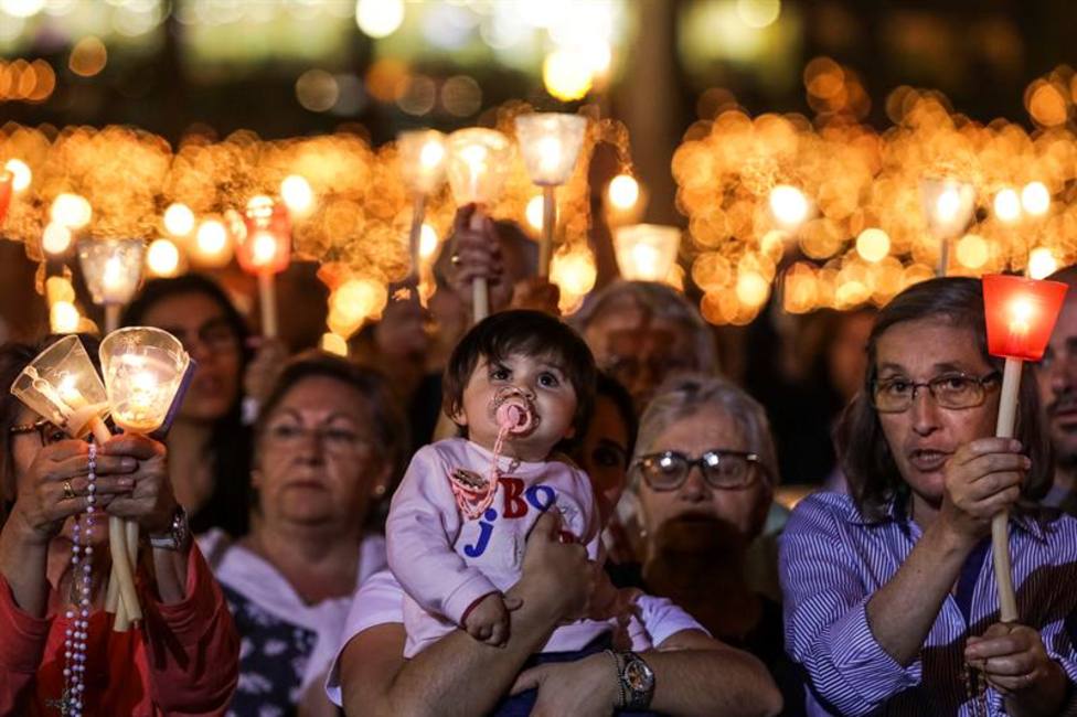 Miles de fieles han acudido al santuario luso de FÃ¡tima para conmemorar el 102 aniversario de las apariciones