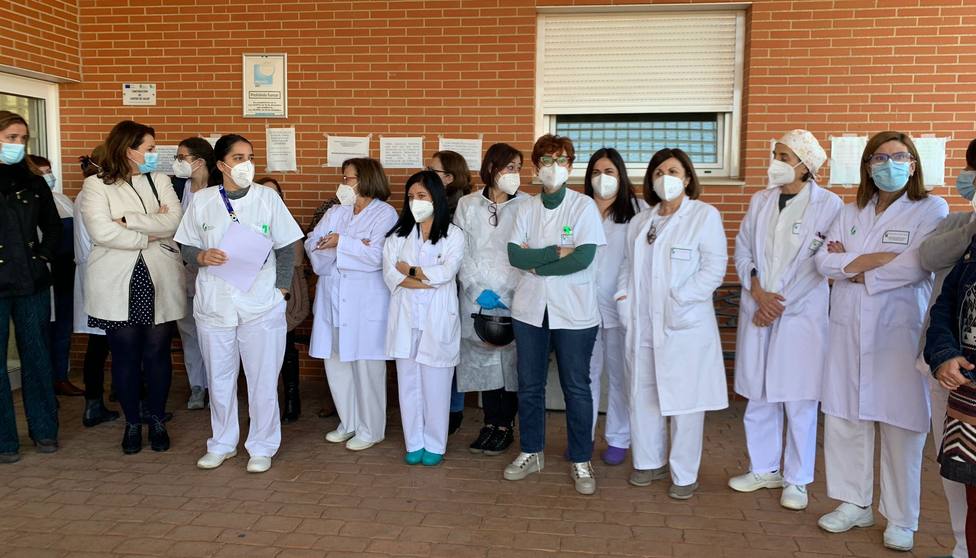 Los trabajadores del centro de salud de San Roque (Almendralejo) han celebrado una concentración. Foto: COPE