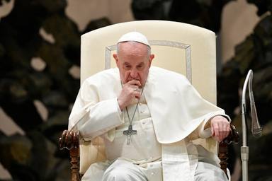 El Papa se emociona al saludar a los padres de las dos jóvenes fallecidas  en Roma: 