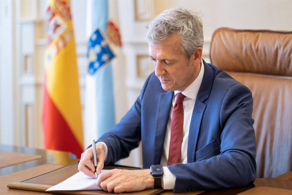 El presidente de la Xunta, Alfonso Rueda, firma el decreto de formación de su gobierno