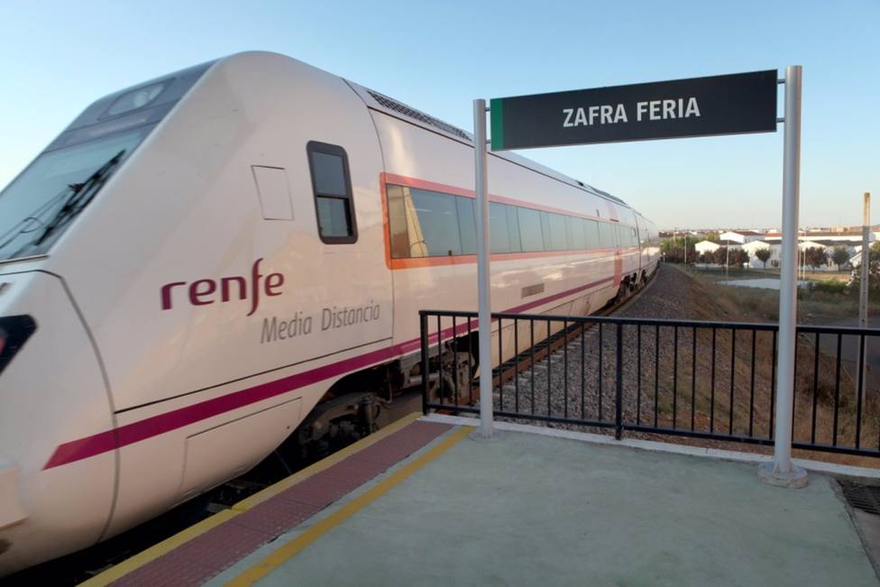 Las lluvias provocan una incidencia en la lÃ­nea de tren Zafra-Huelva que obliga a trasladar a los viajeros en bus