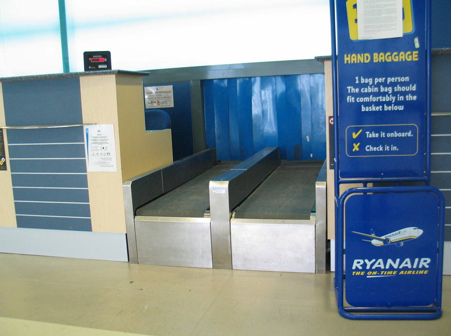 Ryanair a cobrar por el equipaje de mano - - COPE
