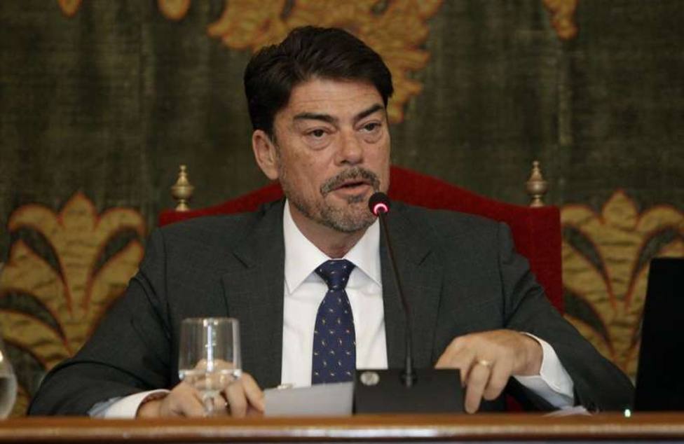 El alcalde Luis Barcala durante un pleno del Ayuntamiento de Alicante / EFE