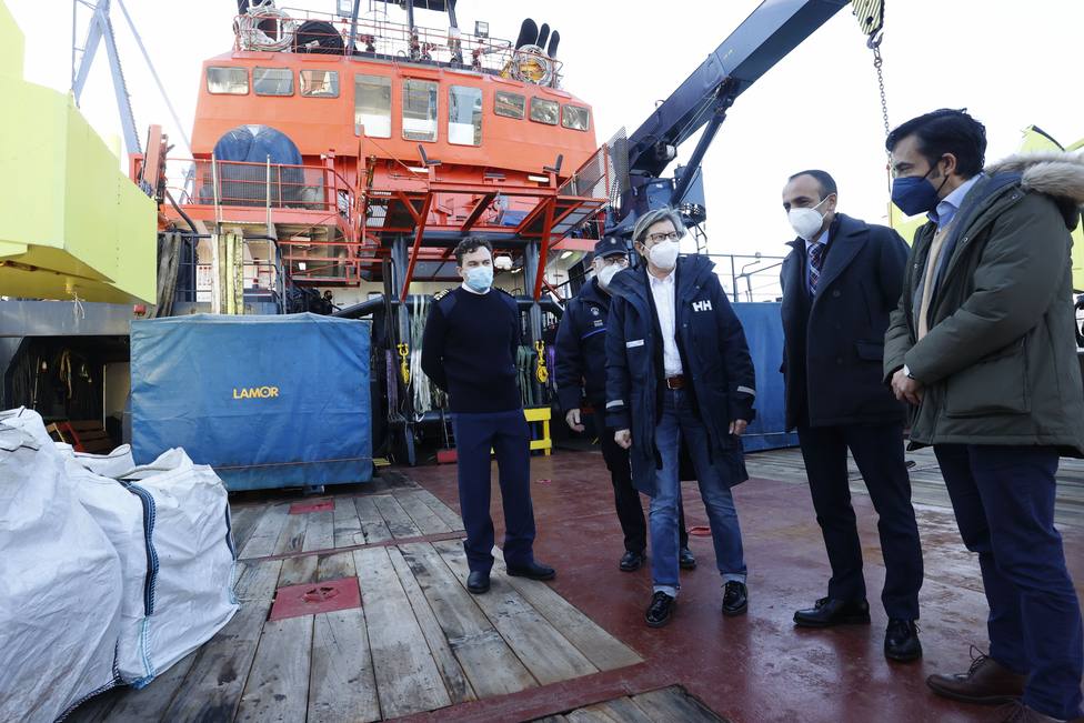 Quintana, Barea y Rey Varela a bordo del buque Ría de Vigo en el puerto de Ferrol - FOTO: Xunta