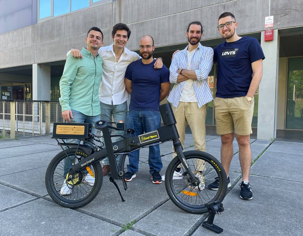 Álvaro Varela, Santiago Blanco, Emilio Sanjurjo, Eduardo Sobrino y Pablo Ruibal, con el prototipo de bicicleta