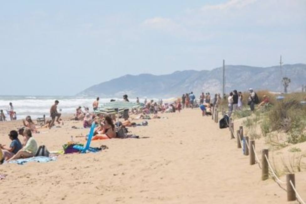 Una mujer de 70 años muere ahogada en una playa de Gavà