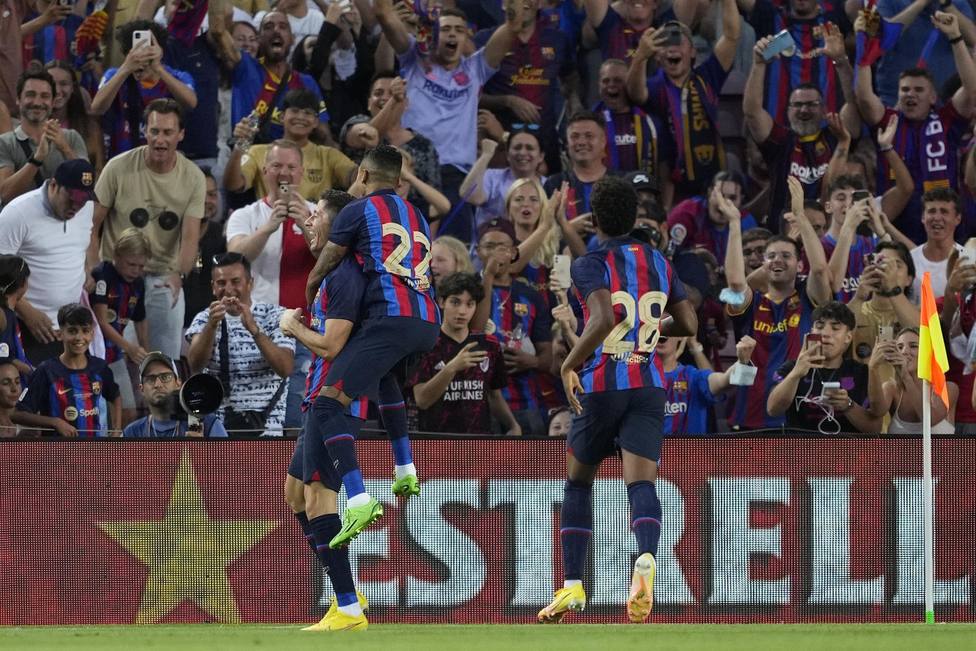 Los jugadores del Barça celebran el primer gol de Lewandowski