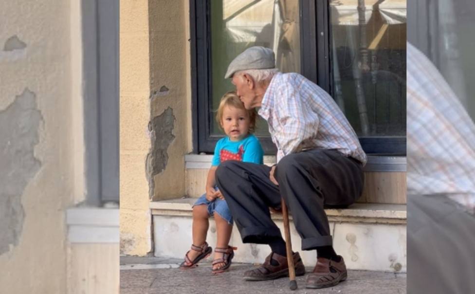 Un abuelo se encuentra con un niño en la calle y su reacción se hace viral en toda Andalucía