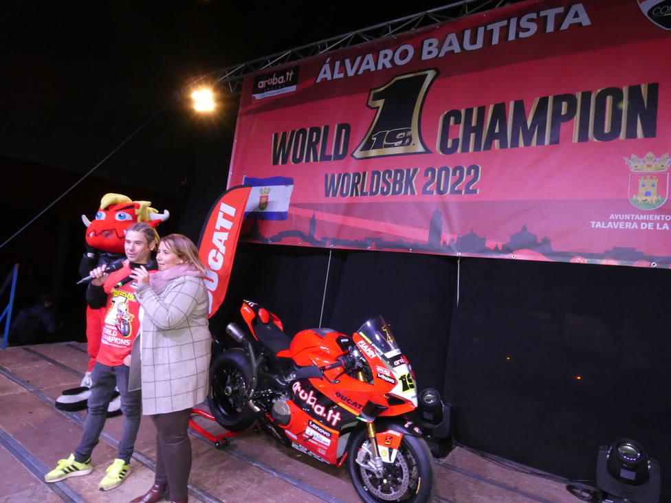 Talavera sale a la calle a recibir a Álvaro Bautista, flamante campeón del mundo de Superbikes