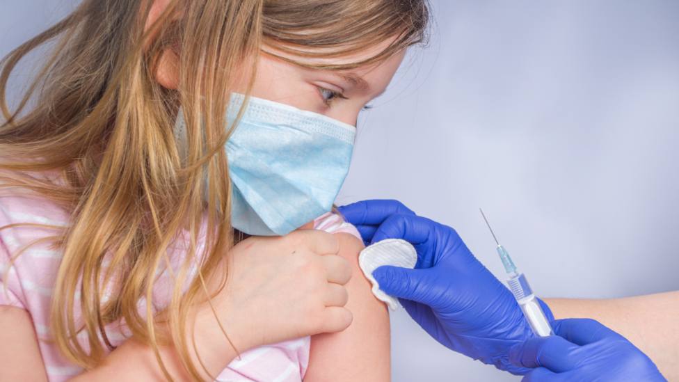 Una niña recibe la vacuna contra el coronavirus