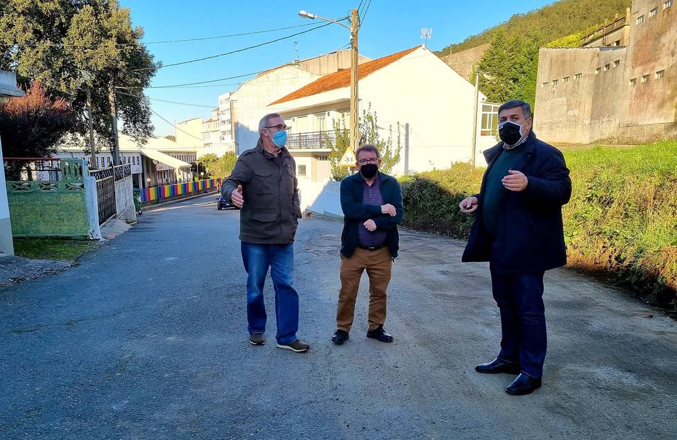 El alcalde de Neda, Ángel Alvariño, a la derecha, visitó la zona de obras - FOTO: Concello de Neda