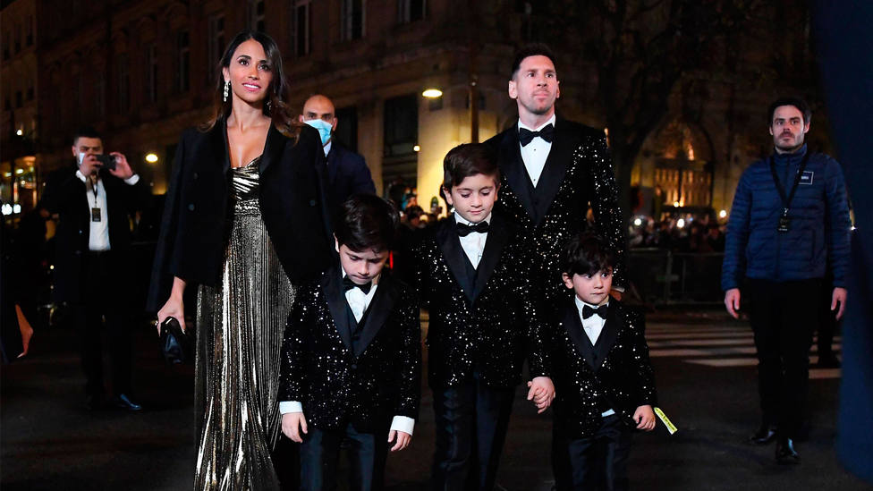 Leo Messi, acompañado de su familia a su llegada de la Gala del Balón de Oro 2021