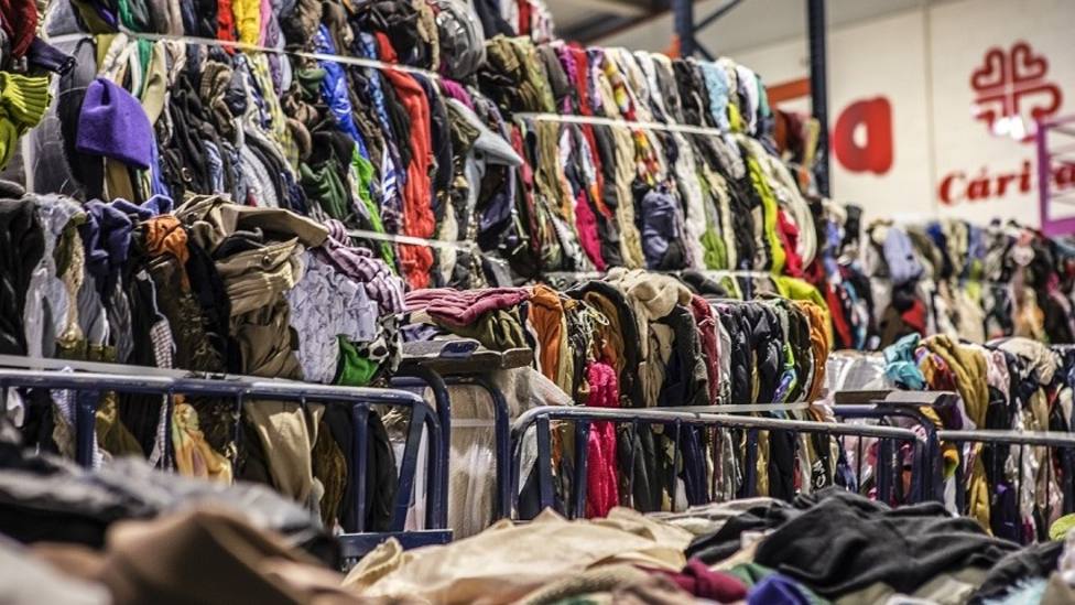 Suponer Curiosidad Hecho para recordar La Asociación Guadarrama Comercio y Cáritas organizan una recogida  solidaria de ropa - Villalba - COPE