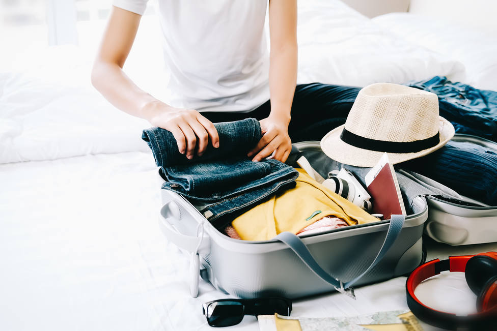 Enrollar la ropa o un plan de 'modelitos', los trucos para maximizar el  espacio de tu maleta - COPE Cool - COPE