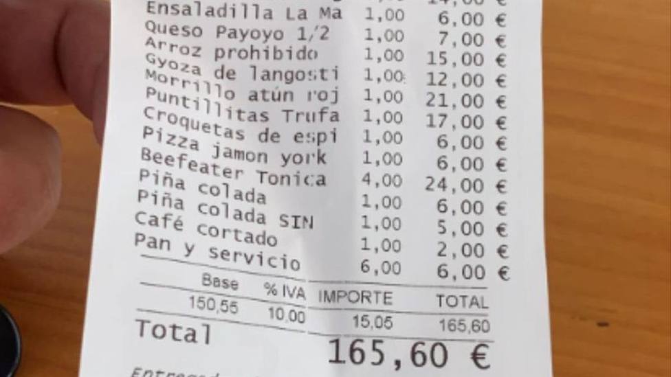 Una clienta hace un sinpa de una cuenta de 165 euros en un restaurante de Cádiz: ¿A dónde hago el Bizum?