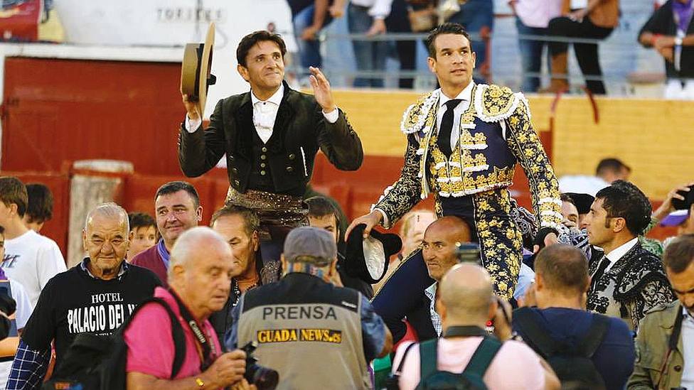 Diego Ventura y José María Manzanares en su salida a hombros este jueves en Guadalajara