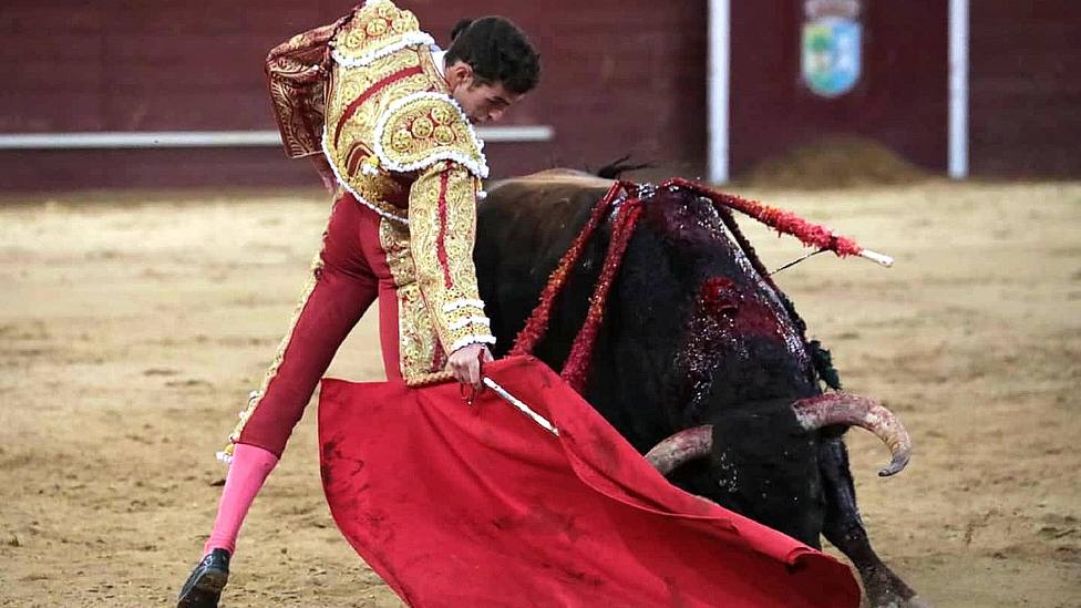 Fernando Adrián durante la faena de muleta al toro Acomplejado de Zacarías Moreno en Valdemorillo
