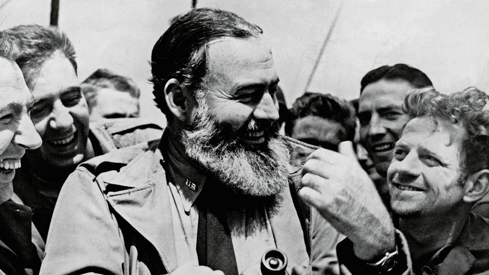Dos accidentes aéreos seguidos, luchas con un tiburón y heridas de guerra: los rejonazos de Hemingway