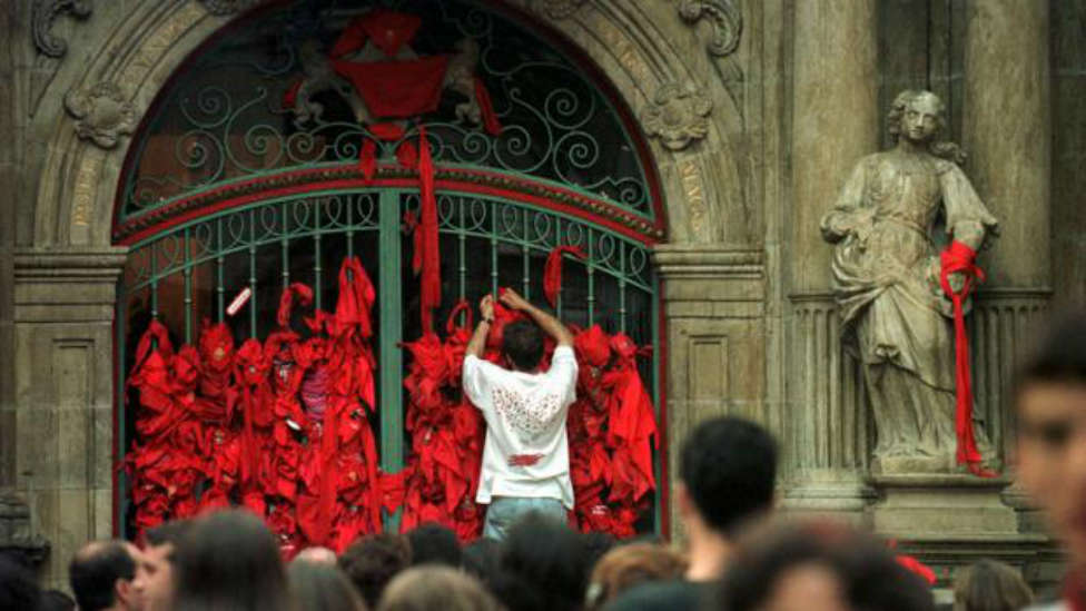Elizalde recuerda en COPE el asesinato de Miguel Ángel Blanco: "Con el  ayuntamiento lleno de pañuelos rojos" - Pamplona - COPE