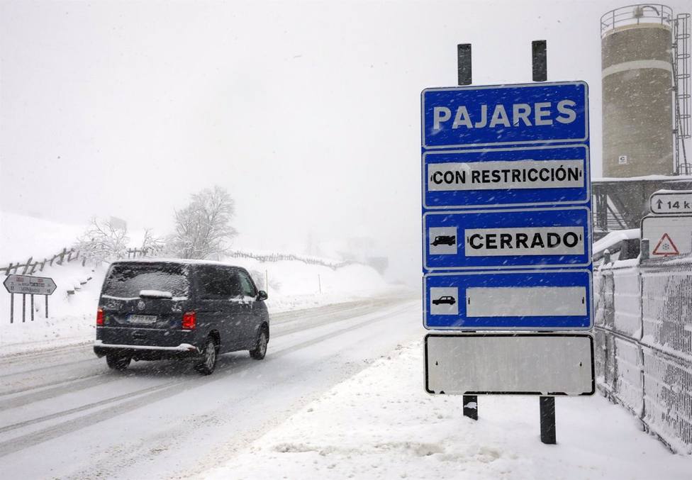 La nieve obliga al uso de cadenas en 17 puertos de montaña de Asturias - Asturias -