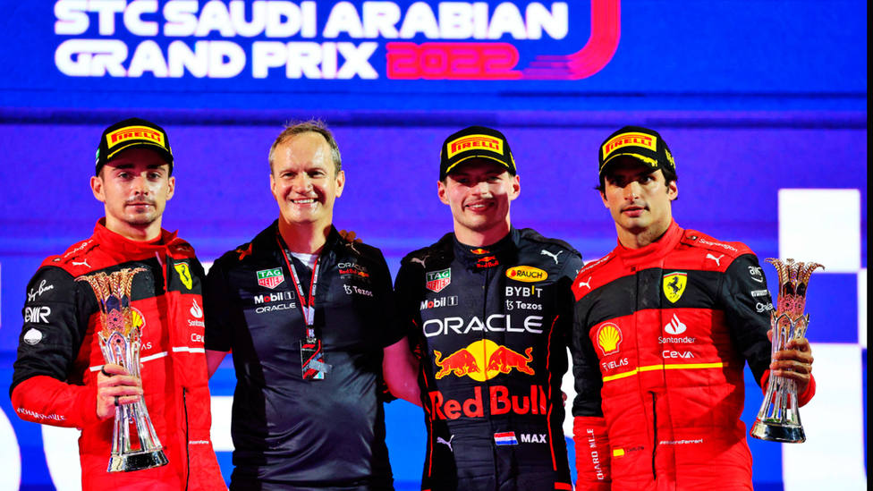 Podio del GP de Arabia Saudí, con Verstappen, Leclerc y Sainz. CORDONPRESS