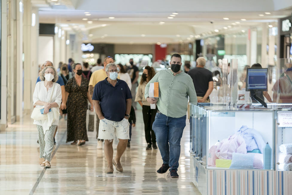 España dice adiós al uso obligatorio de mascarillas en interiores 700 días después con algunas dudas