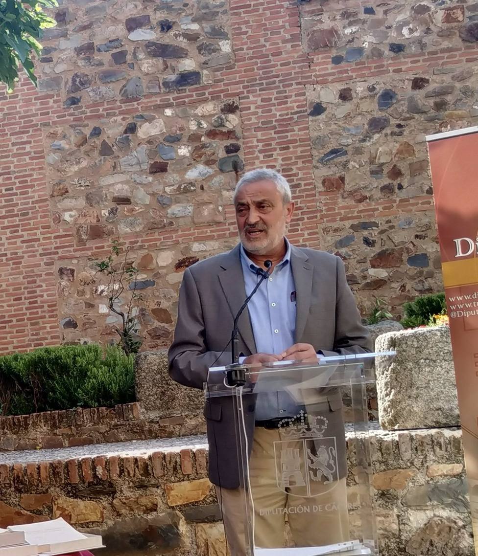 El presidente de la Diputación de Cáceres, Carlos Carlos, en una rueda de prensa - EUROPA PRESS