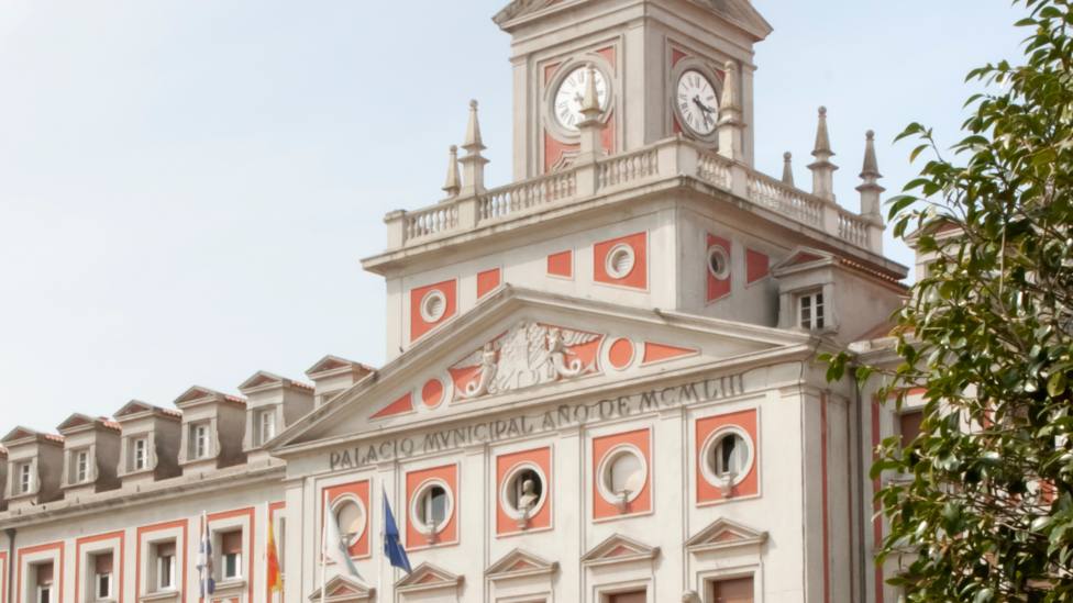 Foto de archivo de una parte de la fachada del Ayuntamiento de Ferrol