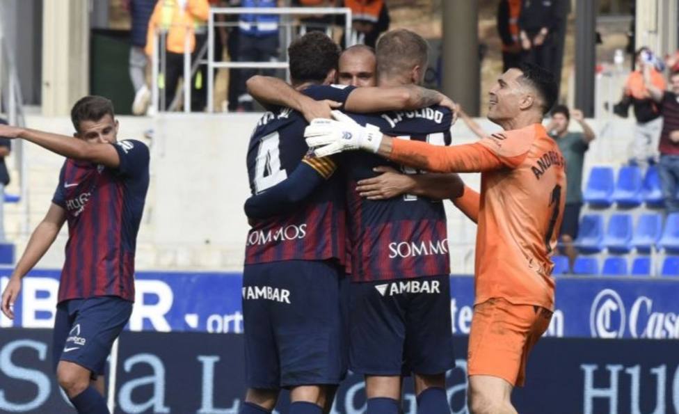 Los jugadores del Huesca, tras el triunfo conseguido ante su afición.