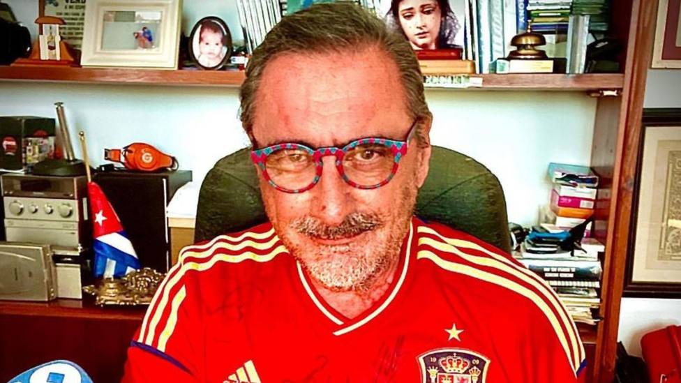 Carlos Herrera con la camiseta de la Selección Española de fútbol