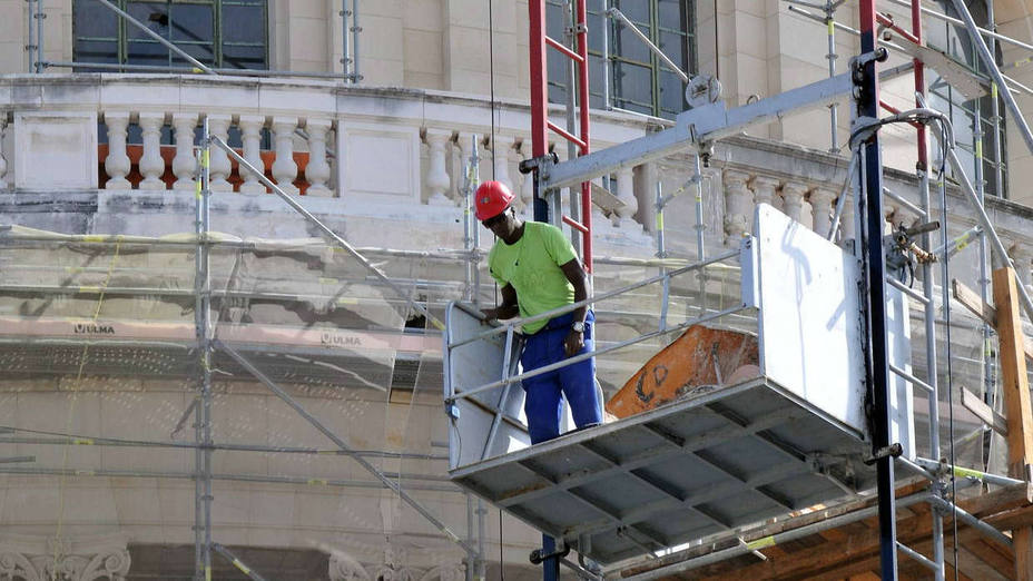 Un trabajador de la construcción sobre un andamio