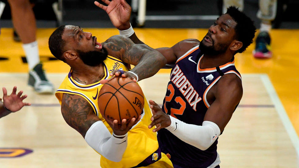 Lebron James protege el balón en una acción del partido entre Los Angeles Lakers y Phoenix Suns. CORDONPRESS
