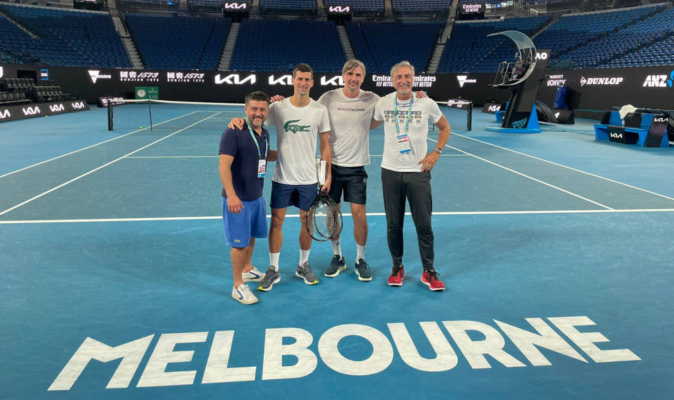 1 Djokovic y su equipo sobre la pista del Open de Australia