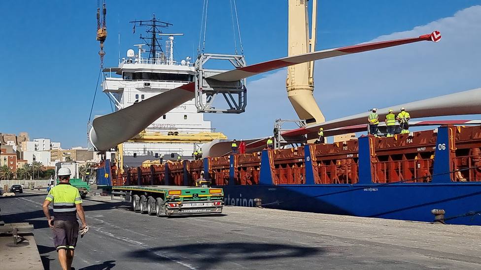 Das Schiff ‚BBC Brisbane‘ schifft 12 Rotorblätter für Windkraftanlagen im Hafen von Almería – Almería ein