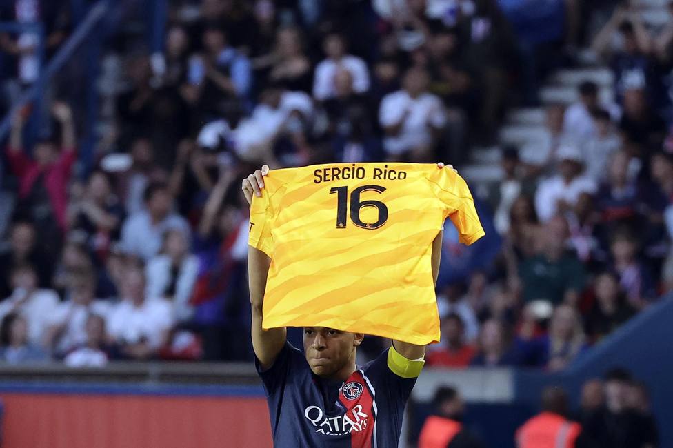 Mbappé celebra uno de sus goles con una camiseta de Sergio Rico