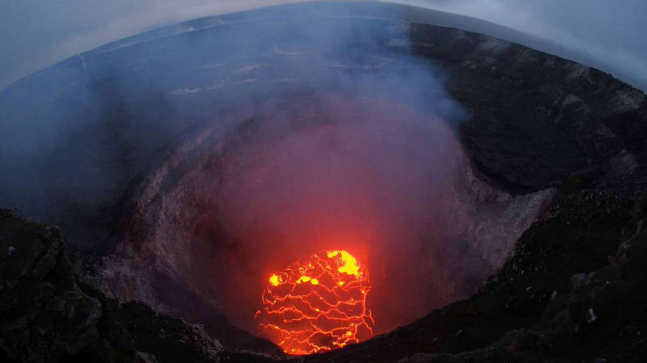 Tras dos semanas en erupción, el volcán Kilauea de Hawái ahora también está arrojando rocas enormes