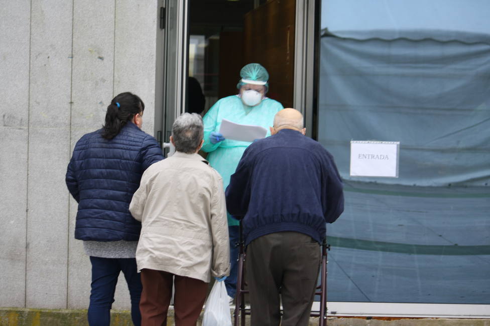 Una sanitaria recibe a los candidatos a realizar la prueba en el exterior de la Ludoteca de la plaza de España